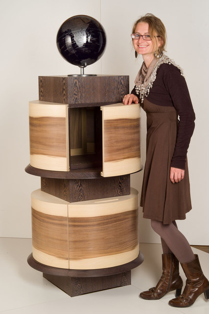 Cornelia Schlosser vom Lignorama mit ihrem Favoriten, dem "Globus-Kästchen Weltführer" des Salzburgers Reinhard Scheuerer. | Foto: Rudolf Aigner