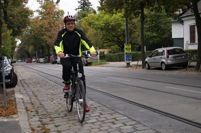 Gefährlich und laut: Die Pflastersteine in Pötzleinsdorf sind Marcel Kneuer ein Dorn im Auge.