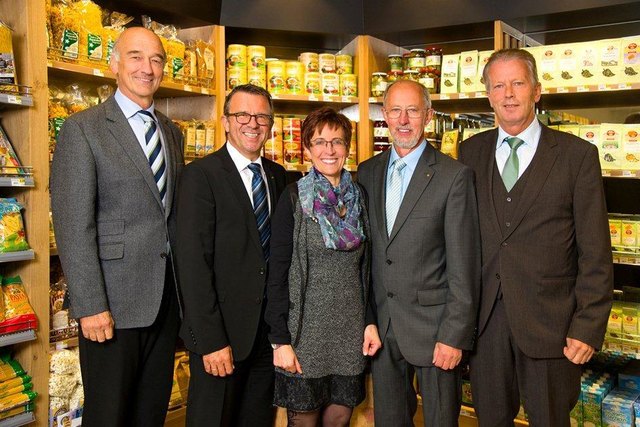 Bildtext: Bürgermeister Herbert Kumpfmüller, Jakob Leitner, Geschäftsführer SPAR-Zentrale in Marchtrenk, die SPAR-Kaufleute Maria und Franz Streinesberger und Wirtschaftsminister Reinhold Mitterlehner (v.l.) sind stolz auf den neuen, modernen SPAR-Markt. | Foto: Foto: Spar/Photo-Graphics
