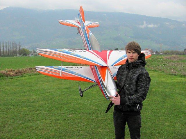 Lukas Dietrich mit seinem Doppeldecker „Sensation“ am Modellflugplatz Lienz. | Foto: Herbert Dietrich