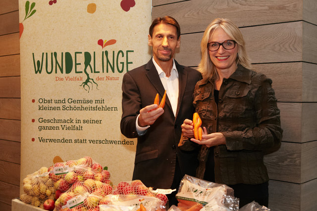 Alfred Propst (Alfred Propst, Direktor Zentraleinkauf Frische bei REWE International AG) und Martina Hörmer (Geschäftsführerin Eigenmarken REWE International AG) | Foto: REWE