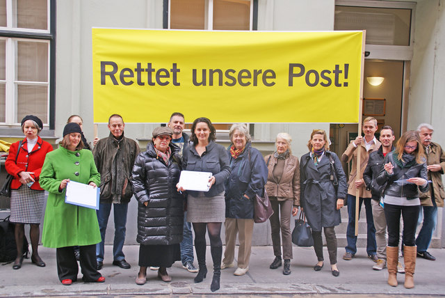 VP-Bezirkschefin Mickel-Göttfert (Mitte) protestiert gemeinsam mit Josefstädtern gegen die Postamt-Schließung.