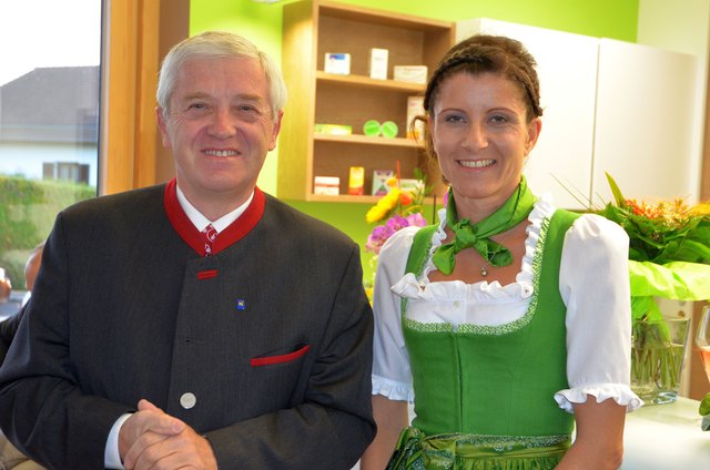 Bürgermeister Franz Sturm mit der neuen Ärztin, Dr. Brigitte Panholzer, bei der Eröffnung