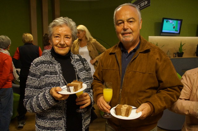 Traude Plath und Horst Paizoni ließen sich die Jubiläumstorte schmecken.