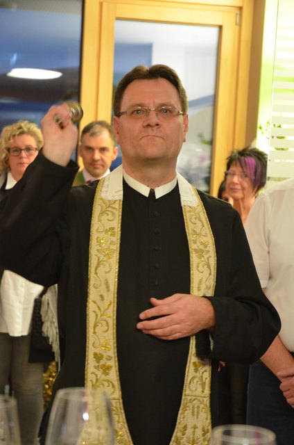 Mag. Pater Jacobus Tisch segnet die Ordinationsräumlichkeiten.