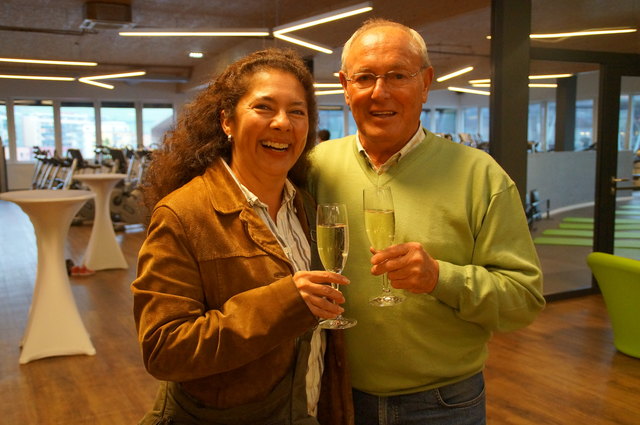 Stießen aufs Jubiläum an: Fitcenter-Mitglieder Dinorah López und Helmut Kastner.