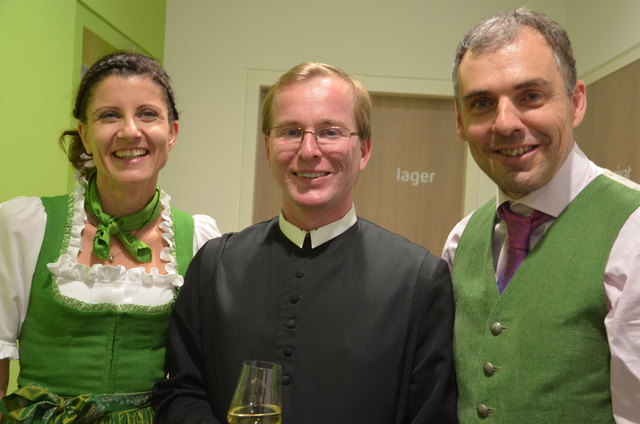 Auch Pater Georg Haumer aus Aschbach ist zu Gast; am Foto mit Brigitte und Hans-Peter Panholzer.