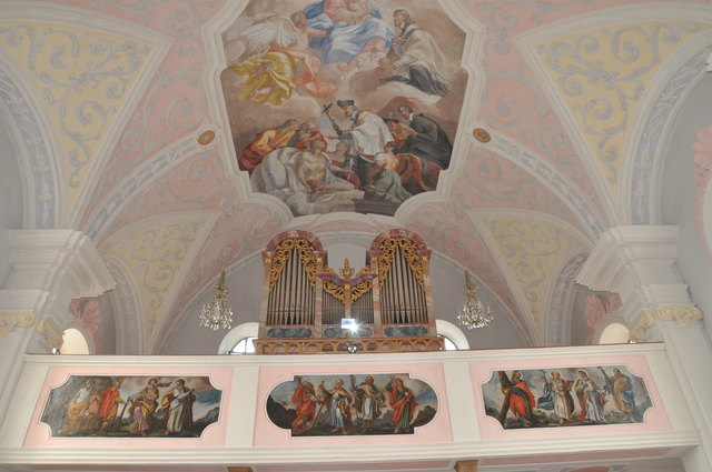 Der Innenraum der Reither Kirche erstrahlt in neuem Farbenglanz.