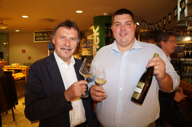 Winzer Stefan Bauer mit Alois Felser in der Hörtnagl-Filiale am Burggraben bei der Weinverkostung.