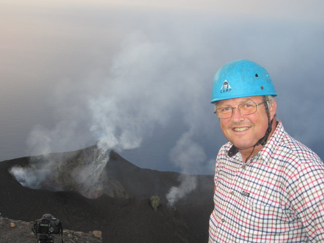Am Kraterrand des aktiven Vulkans Stromboli. Alle 20 bis 30 Minuten wird glühende Lava aus dem Krater im Hintergrund in die Höhe geschleudert.