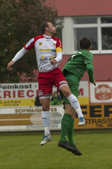 Kapitän Andreas Feichtinger im Luftkampf mit einem Gegenspieler.