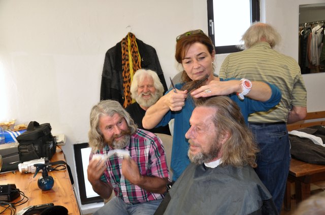 Gudrun Schreder war nach der Vorstellung mit fünf Friseurinnen einige Stunden mit Haareschneiden im Einsatz.