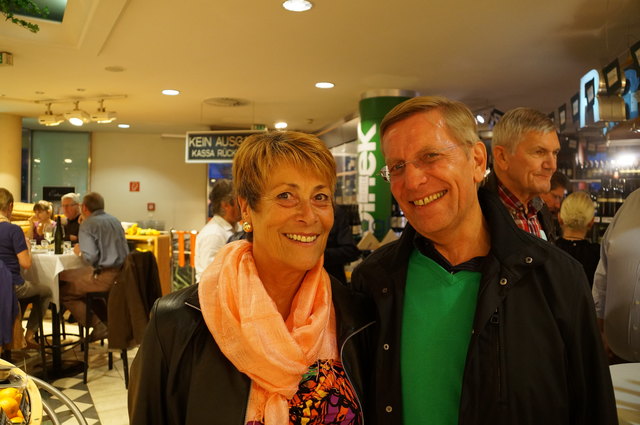 Brigitte Guttmann und Nikolaus Mitterer bei der Verkostung in der Hörtnagl-Filiale am Burggraben.