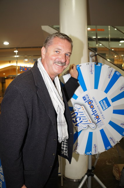 Der glückliche Gewinner beim Hörtngal-Glücksrad.