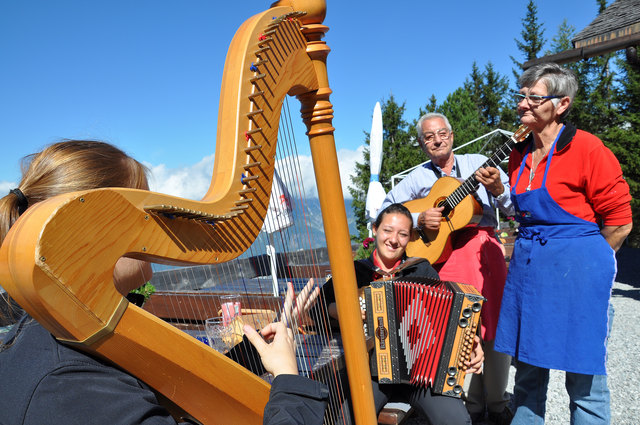 Die "Gloogngiaßa" auf der Aldranser Alm, spielen auf für die Gäste und Pächterin Gitti. Foto (c) Skamen