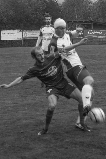 Stefan Weiss im Zweikampf mit einem Gegenspieler.