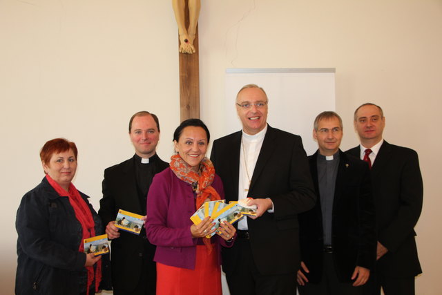Andrea Lagler (Regionalmanagement Burgenland), Loretto-Rektor Stefan Vukits, Tourismuslandesrätin Michaela Resetar, Bischof Ägidius Zsifkovics, Pastoralamts-Direktor Michael Wüger und Diözesanmuseumsleiter Bernhard Weinhäusl präsentieren den Pilgerführer. | Foto: Büro Resetar