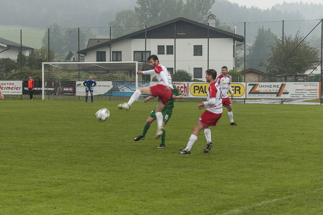 Milan ist hier vor seinem Gegenspieler am Ball.
