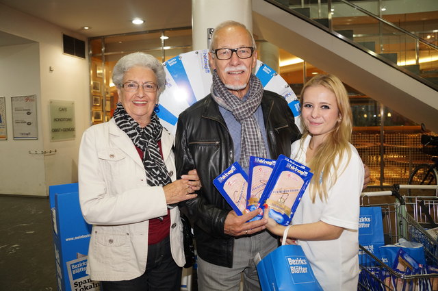 Winkler Annemarie und Helmut mit Glücksfee Vera Matzak. Helmut nahm seinen Gewinn mit foglenden Worten und einem Lächeln entgegen: "Heut is' alles Wurst."