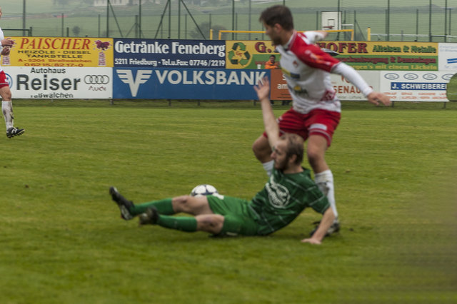Julian im Zweikampf mit einem Gegenspieler.
