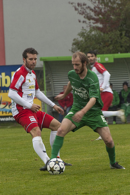 Abwehrchef Torsten Knabel im Zweikampf mit einem Gegenspieler.