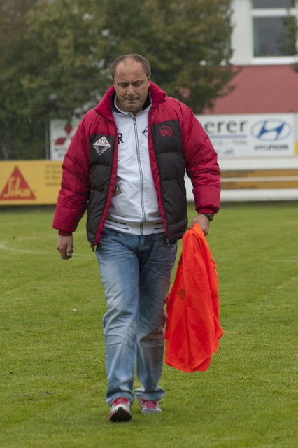 Co-Trainer Mario Verlende auf dem Weg in die Kabine.