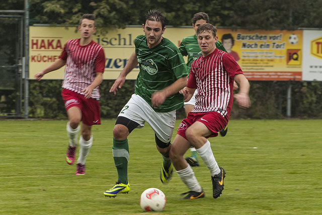 Julian Jochim im Zweikampf mit einem Gegenspieler (1b-Mannschaft).