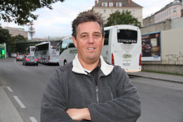 Dauerstau aufgrund der Busse in der Adolf-Blamauer-Gasse: Gastronom Reinhard Seiler muss ausweichen. | Foto: Klinger