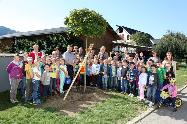 Bgm. Robert Strießnig und Dietrich Regenfelder freuten sich mit Dir. Sabine Hochkircher, dem Elterverein und den Kindern der VS St. Ulrich über das gelungene Projekt. | Foto: Schusser