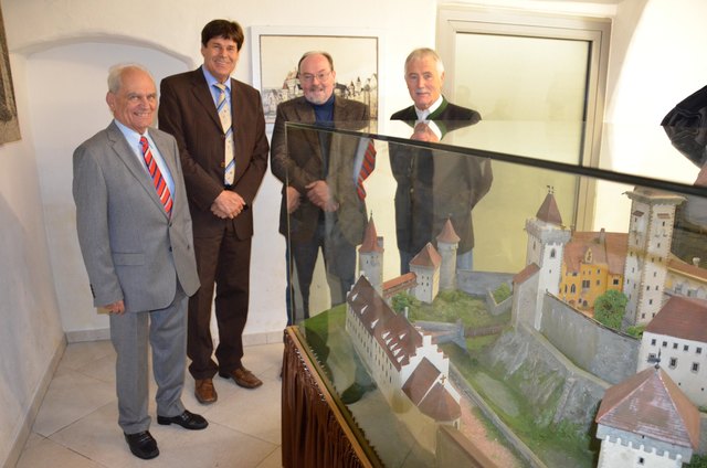 vlnr: Prof. Rudolf Lessky (Obmann Verschönerungsverein), Bürgermeister Ing. Franz Angerer, Restaurator Harmut Weinast, Richard Armstark (Obmann-Stv. Verschönerungsverein). | Foto: Stadtgemeinde Schärding
