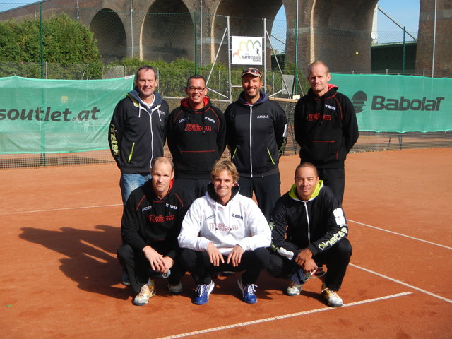 Foto: vorne vlnr.:  Constantin Burkheiser, Reinhard Kiefer, Robin Lumsden
Hinten vlnr.: Manfred Piermayer, Jürgen Voith, Christian Holub u. Bohdan Ulihrach | Foto: privat