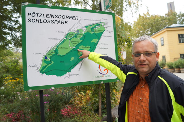 Grünen-Klubobmann Marcel Kneuer zeigt, wo der Frauenweg entstehen soll.