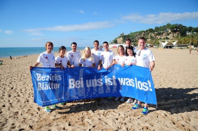 Das sind Bilder, die der Triathlon braucht: Die AthletInnen samt BetreuerInnen am Strand der Maresme-Küste in Calella!