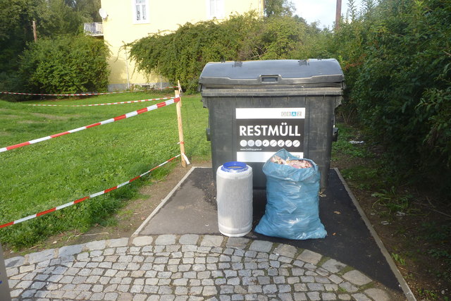 Foto von heute: Der Luftfilter links hat ebenso wenig etwas auf auf einem Bezirkssportplatz zu suchen, wie der Bauschutt im blauen Sack rechts...