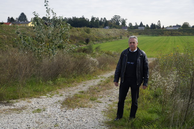 Vor Ort: Seiersbergs Vizebgm. Günter Grain vor dem Areal, das aufgeschüttet werden soll.