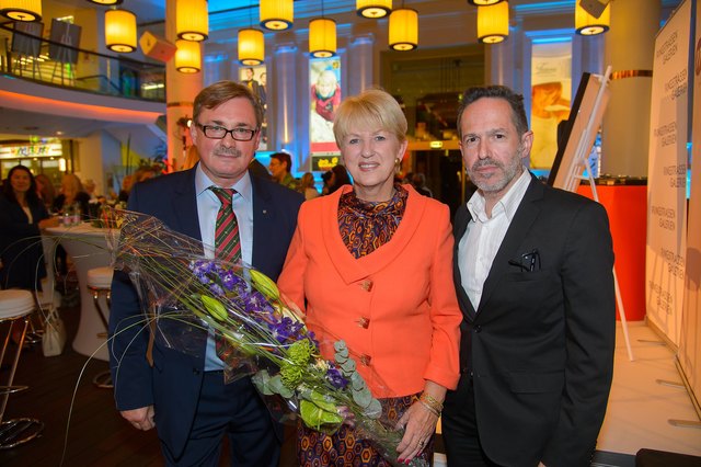Feierten: Centermanager Rudolf Richter, Ex-Ministerin Maria Rauch-Kallat und Fotograf Andreas Bitesnich (v.l.). | Foto: Andreas Tischler
