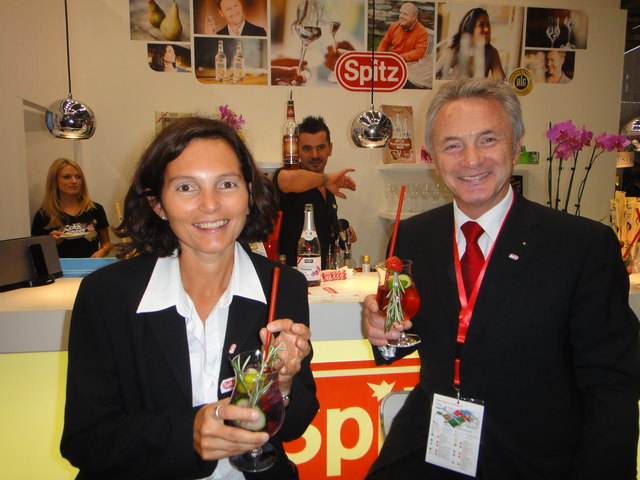 Jutta Mittermair und Josef Mayer auf der Anuga. Der Barmann mixte und trickste.