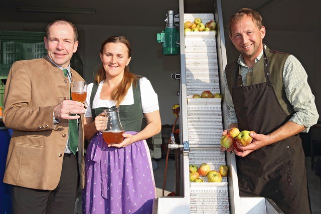 Landesrat Max Hiegelsberger mit Tanja und Josef Deisinger