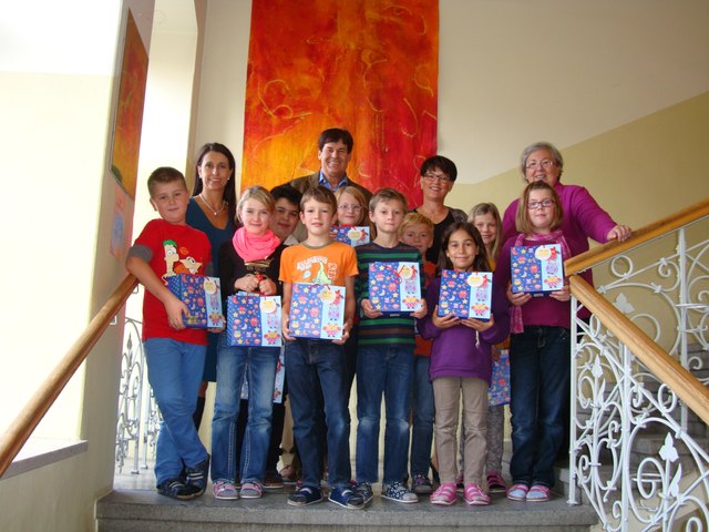 Über ein buntes Geschenksackerl mit verschiedenen Schulartikeln und Gutscheinen durften sich die vom Hochwasser betroffenen Volksschüler der Stadt Schärding freuen. Gespendet wurde dieses von oberösterreichischen Pflichtschullehrern des Christlichen Lehrervereins. Im Bild: Direktorin Eva Panholzer, Bürgermeister Franz Angerer, CLV-Landesobfrau Johanna Müller und die pensionierte Direktorin Lieselotte Peham mit den überraschten Kindern. | Foto: privat
