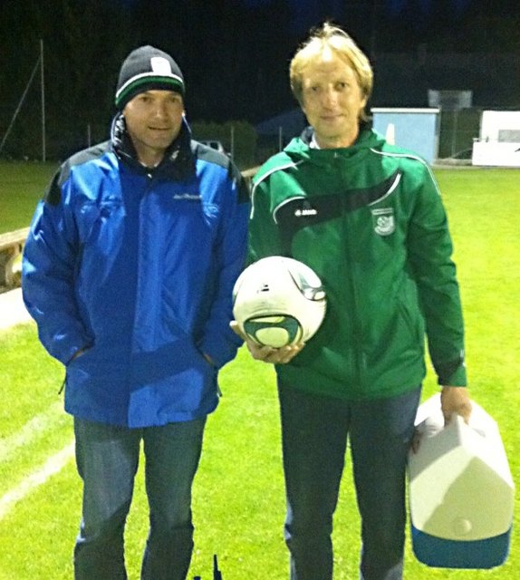 Kurt Gruber (r.), im Bild mit Hans Peter Kaiser, dem sportlichen Leiter des TSV Frankenburg, lebt für den Fußball.
