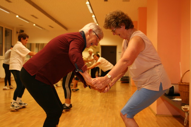 Sichtlich mit Spaß dabei sind Lore Hönigl und Rosi Bichler bei den Turnübungen.