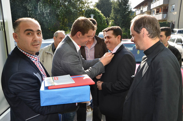 Beim Begrüßungsbesuch heftete Bgm. Christian Härting dem neuen Vorbeter gleich einen Telfs-Sticker ans Jackett. Links: GR Güven Tekcan, rechts: Dekan Dr. Peter Scheiring. | Foto: MGT/Dietrich