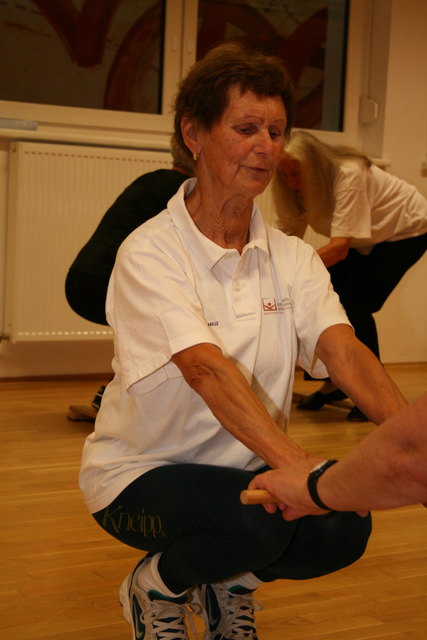 Trainerin Maria Hintersonnleitner zeigt im Plenkersaal die Übungen vor.