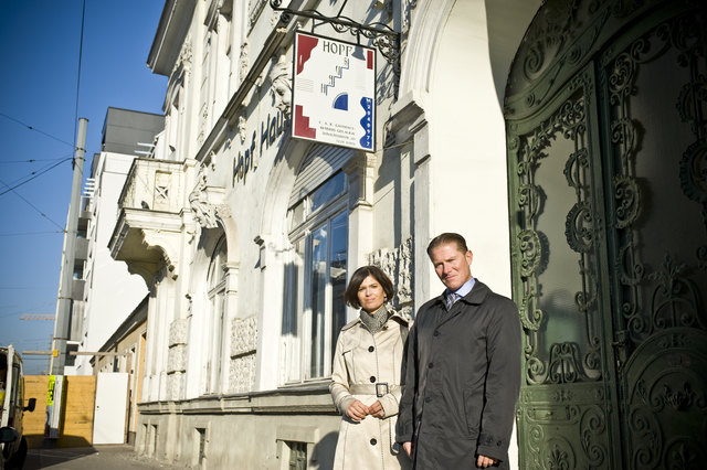 Für die Anrainer Susanne Glatz und Stefan Eichinger geht mit dem Hopf-Haus eine Ära im Bezirk zu Ende.