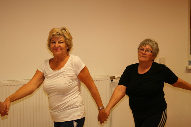 Auch getanzt wird, wie hier Brigitte Hagen und Erika Großschartner.