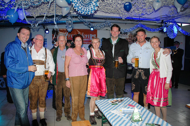 Organisator Gemeinderat Wolfgang Ramert (Stadtgruppenobmann des ÖVP-Wirtschaftsbundes,2.v.l.) mit seiner Frau Isabella (li.) sowie dem Gerasdorfer Landtagsabgeordneten Lukas Mandl (3.v.l.), Bürgermeister Alexander Vojta (re.), Wolfgang Drucker (Ortsparteiobmann der ÖVP Föhrenhain, 2.v.r.) und anderen Menschen, die fleißig mitorganisiert haben. | Foto: Mandl