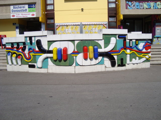 Bunte Fassadengestaltung beim VHS Veranstaltungszentrum Benoullistraße. | Foto: Krammer