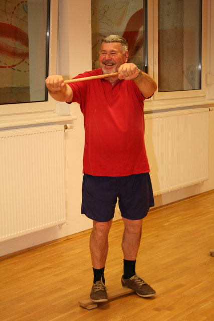 Gleichgewichtsübungen: Otmar Höfler trainiert mit einem Stock.