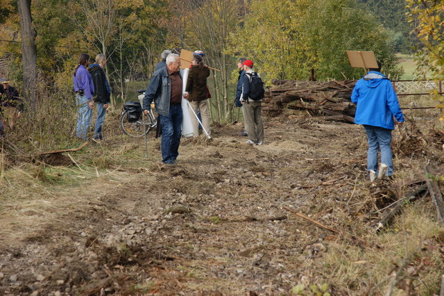 Staunen über die Zerstörung: Die Aktivisten begutachten den Schaden.