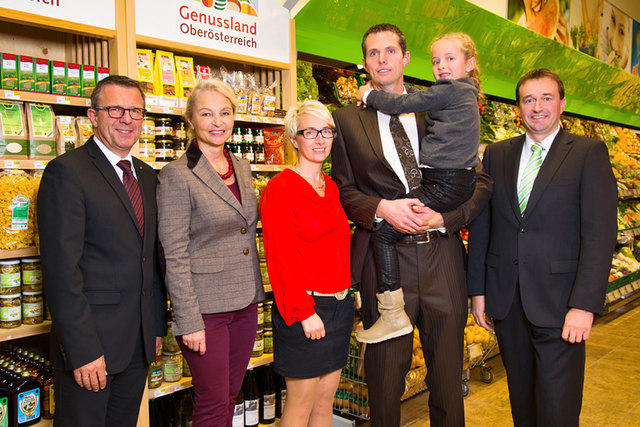 Jakob Leitner, Geschäftsführer SPAR-Zentrale Marchtrenk, Bezirkshauptfrau Wilbirg Mitterlehner, Manuela und Manuel Krieg mit Tochter Lea und Bürgermeister Wilfried Kellermann (v.l.) freuen sich gemeinsam über die gelungene Neueröffnung. | Foto: Foto: Spar/Photo-Graphics